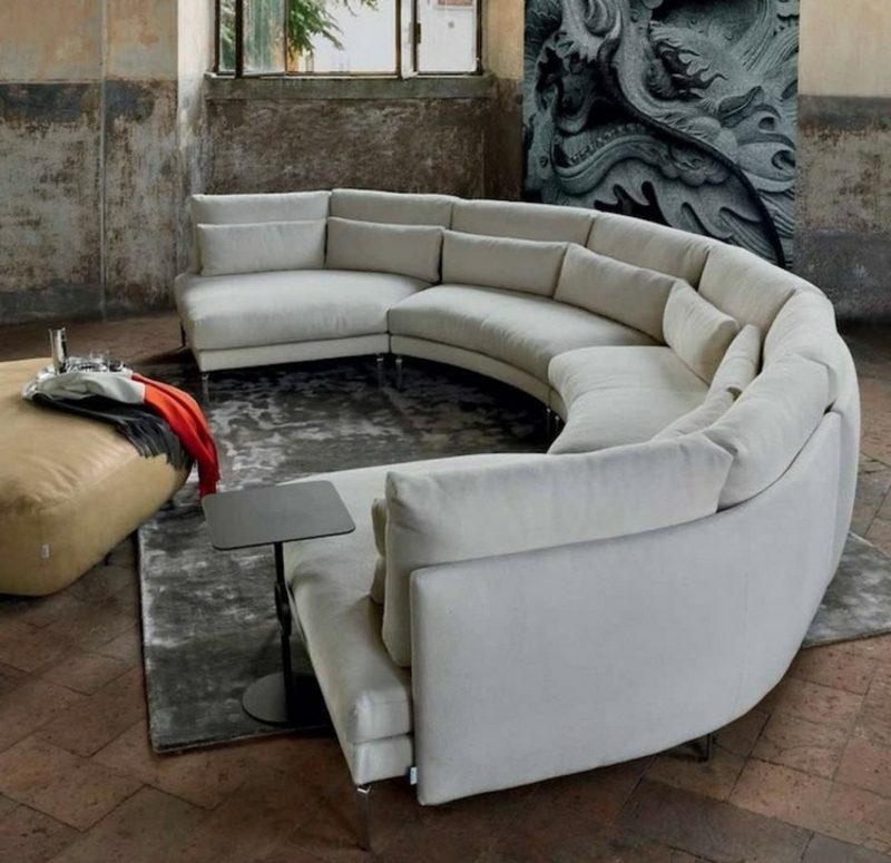 Veliki polukružni kauč u dnevnoj sobi okrugla sofa velika bijela nekoliko ljudi