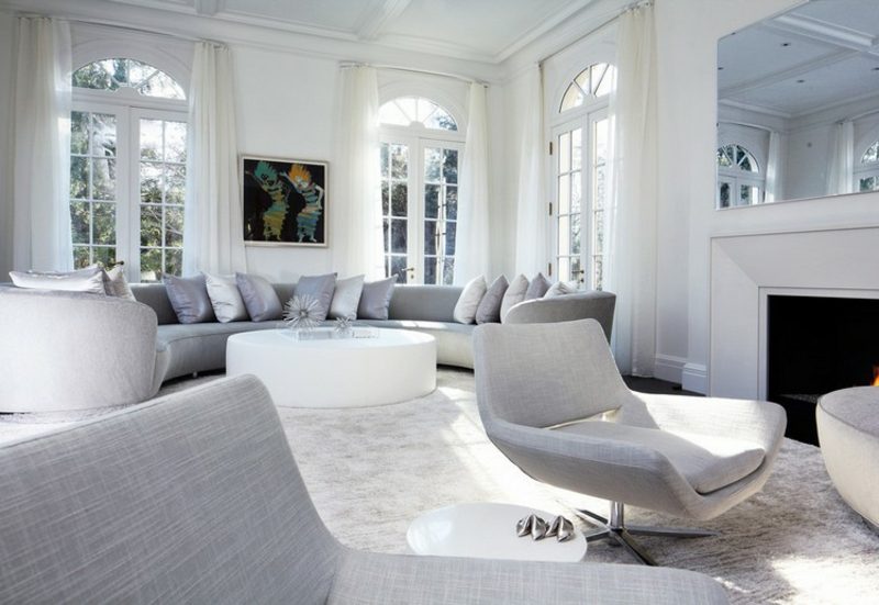 elegantan kauč u sivom polukružnom bijelom plastičnom stoliću okrugla sofa siva stilska dnevna soba skandinavska