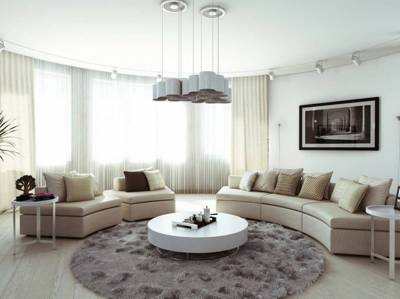 Kauč, modularni polukružni okrugli stolić i tepih u krem boji okrugla sofa bijeli stilski tepih okrugla