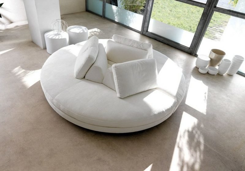 okrugla sofa u bijeloj boji elegantna i udobna okrugli kauč bijeli super elegentni jastuci