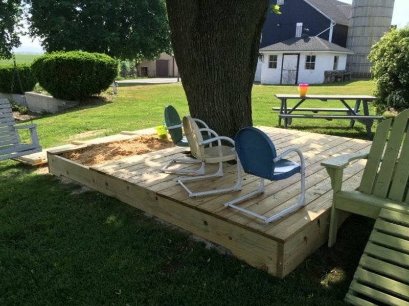 Bois de bac à sable sous jardin arboré Construisez votre propre bac à sable en bois sous un arbre
