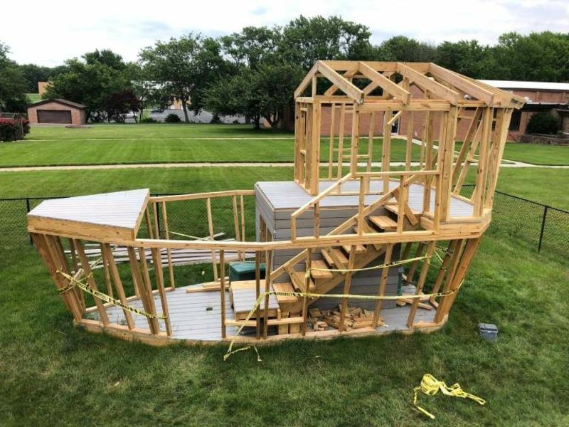 Bateau pirate pour enfants construit à partir de lattes de bois Bateau pirate construit à partir de lattes de bois