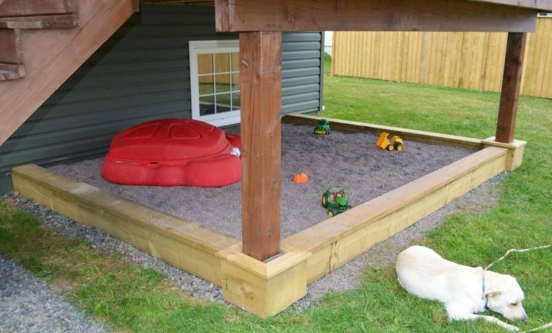 Bac à sable en bois sous le porche Construisez votre propre bac à sable sous la véranda