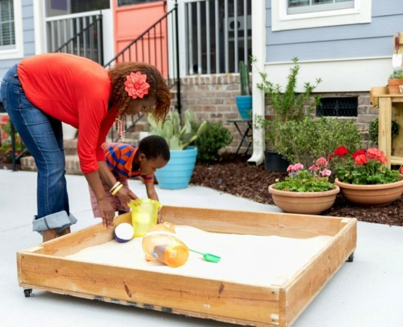 jouer avec l'enfant dans le sable Les petits enfants jouent dans le sable