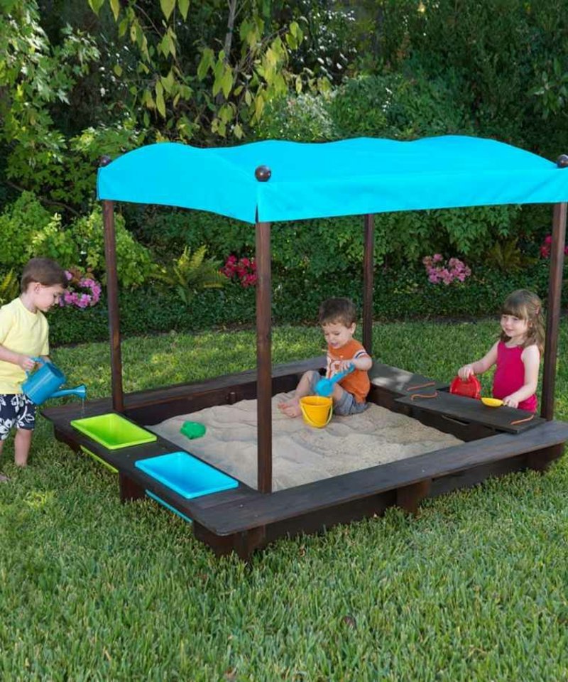 Emplacement et taille de la construction du bac à sable Construisez un bac à sable pour les tout-petits dans leur propre terrain de jeu