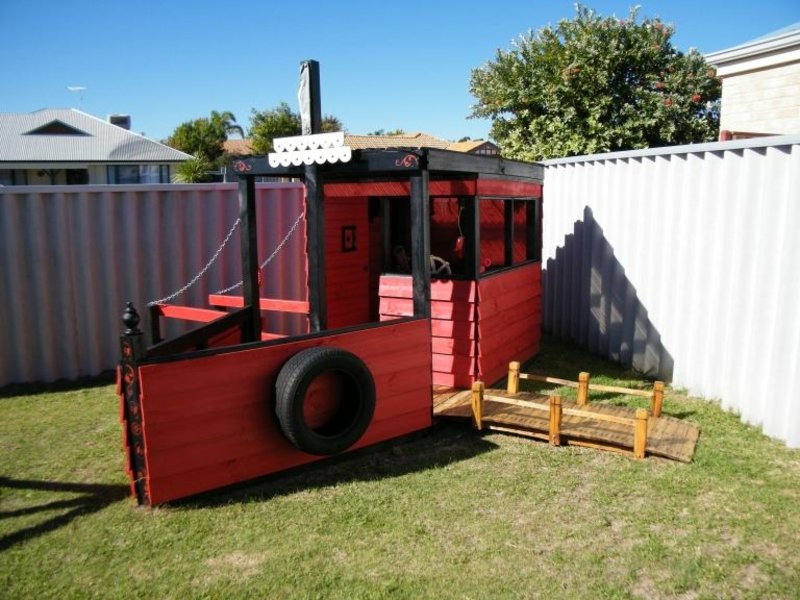 Aire de jeux dans le jardin design bateau pirate pour enfants Bateau pirate construit à partir de planches de bois