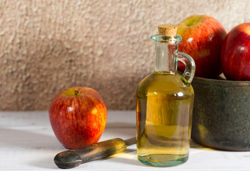 Bouteille d'antibiotiques naturels pomme à cidre et couteau bouteille d'antibiotiques naturels vinaigre de pomme