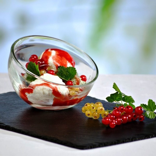 Ideje za ukrašavanje tanjura sladoled u staklenim čašama na ploči s bobicama