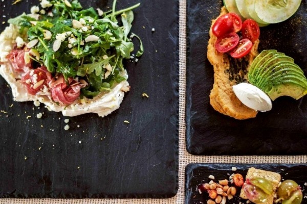 Ideje za tanjure od dekoriranih ploča od škriljevca različite salate na tanjurima od škriljevca