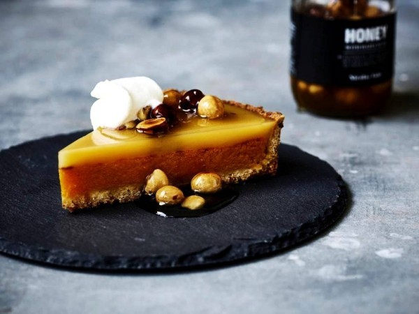 Ideje za tanjur od škriljevca torta tart pita od bundeve na okruglom škriljevcu