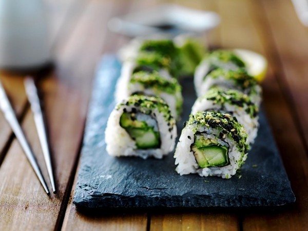 Ideje za deko tanjure od škriljevca avokado sushi na ploči
