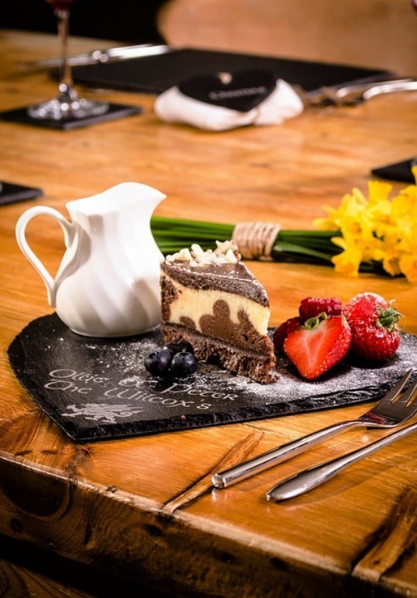 Ideje za tortu od dekoriranih tanjura i šećera u prahu na ploči od škriljevca