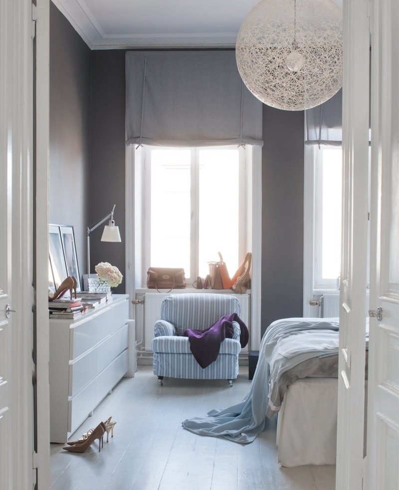 Meublez votre petite chambre de façon scandinave ! chambre design style scandinave couleurs bleu lampe
