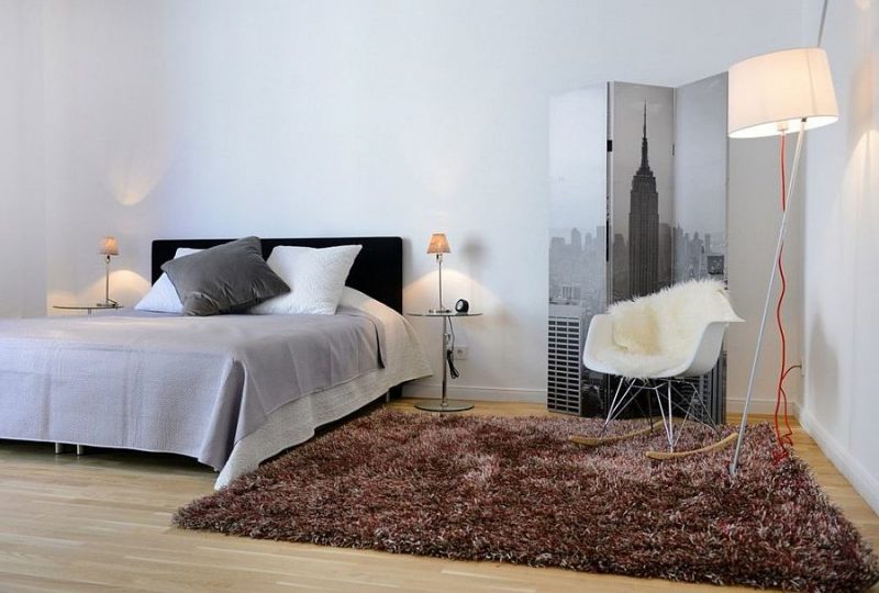 Les couleurs amicales sont des caractéristiques typiques du style scandinave ! idées d'ameublement de chambre à coucher couleurs amicales tapis chevet coussins de lit