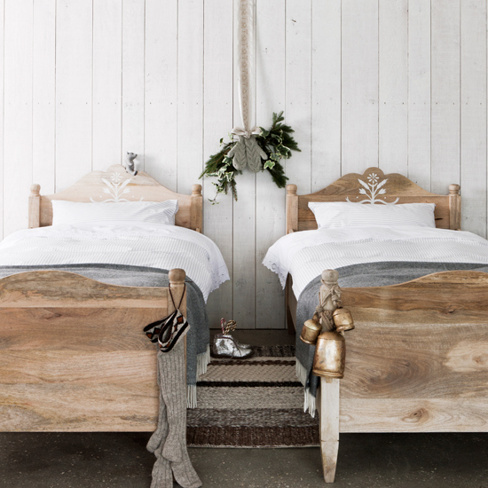 Design scandinave : inspiration nature ! Idées de design de chambre à coucher lit de style scandinave tapis en bois
