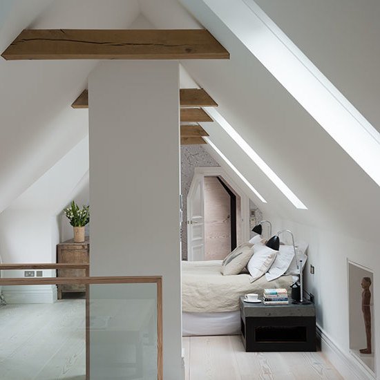 Les couleurs claires sont typiques du style scandinave ! idées d'ameublement de chambre à coucher table de chevet couleurs vives design de chambre