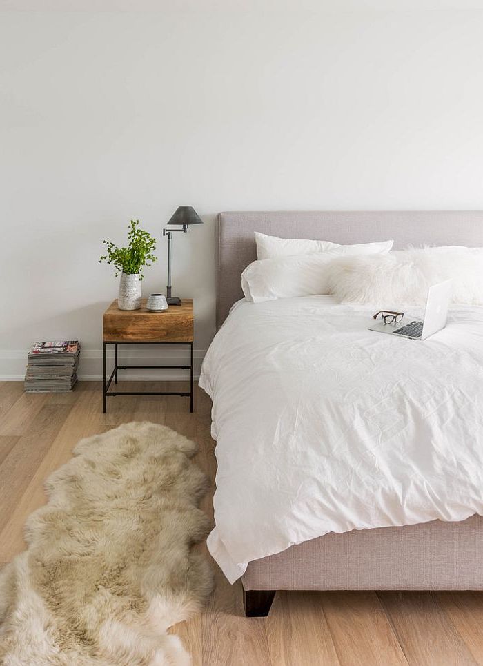 Le design scandinave mise beaucoup sur le blanc ! idées d'ameublement de chambre coussins de lit table de chevet tapis