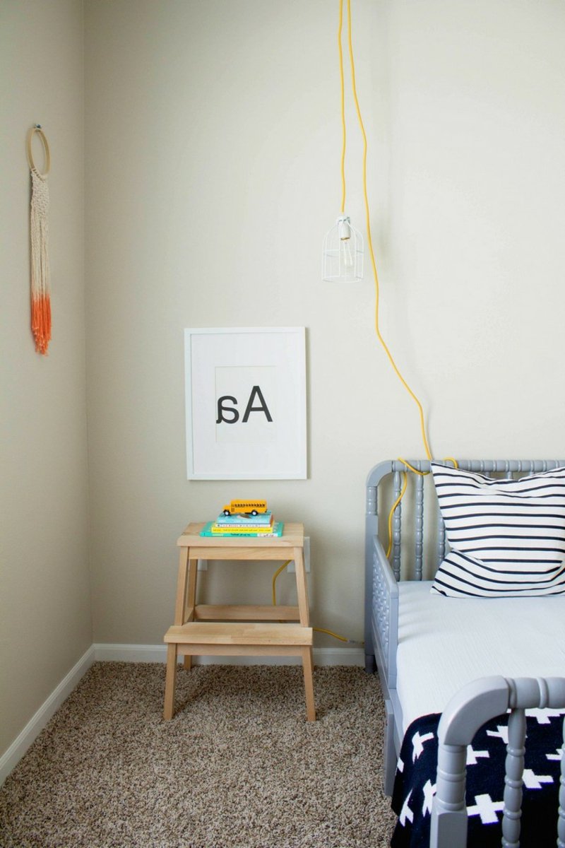 IKEA stepenica umjesto noćnog ormarića u dječjoj sobi Postavite dječje sobe s stepenicama umjesto noćnih ormarića