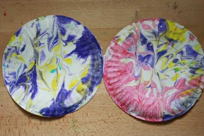 Ručni radovi leptira s papirnatim tanjurima