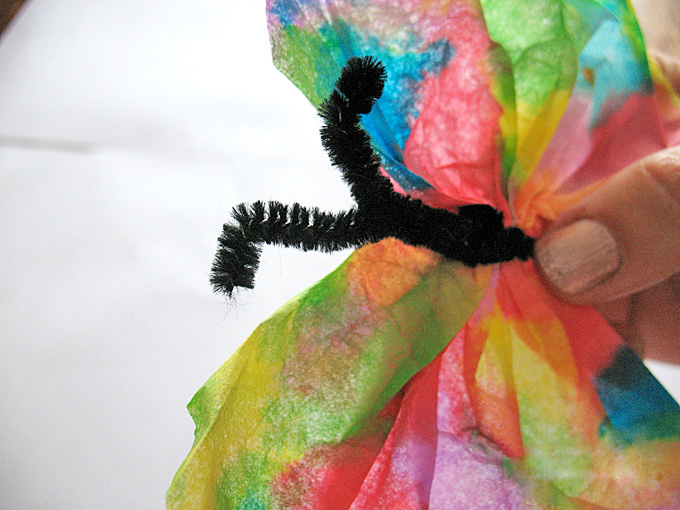 Leptir izrađen od papira: leptir sa filterom za kavu sam Leptir izrađen od papira: leptir sa filterom za kavu sam