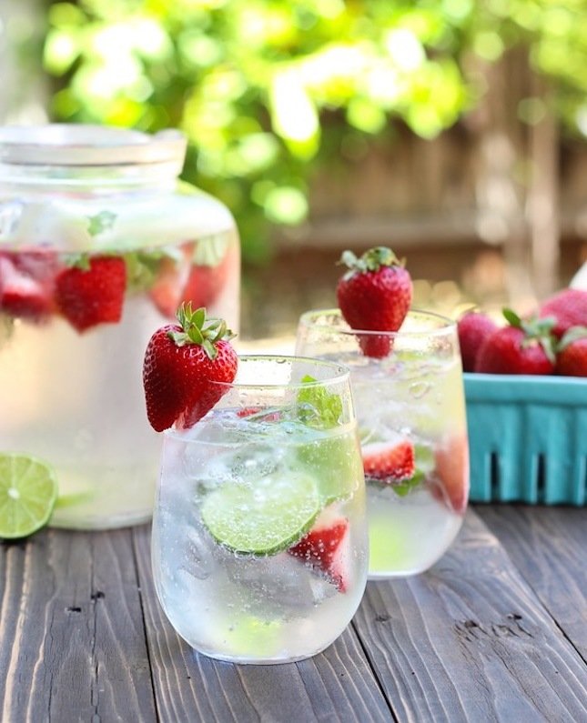 Hladnjaci za limetu s bosiljkom od jagoda brzi zdravi recepti ukusni recepti jednostavni recepti niskokalorični kokteli zdravi smoothieji