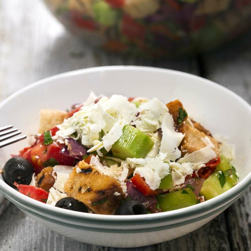 Servire l'insalata Schopska finita