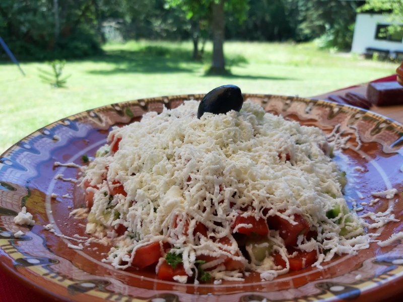 Insalata Schopska con formaggio grattugiato Insalata Shopska