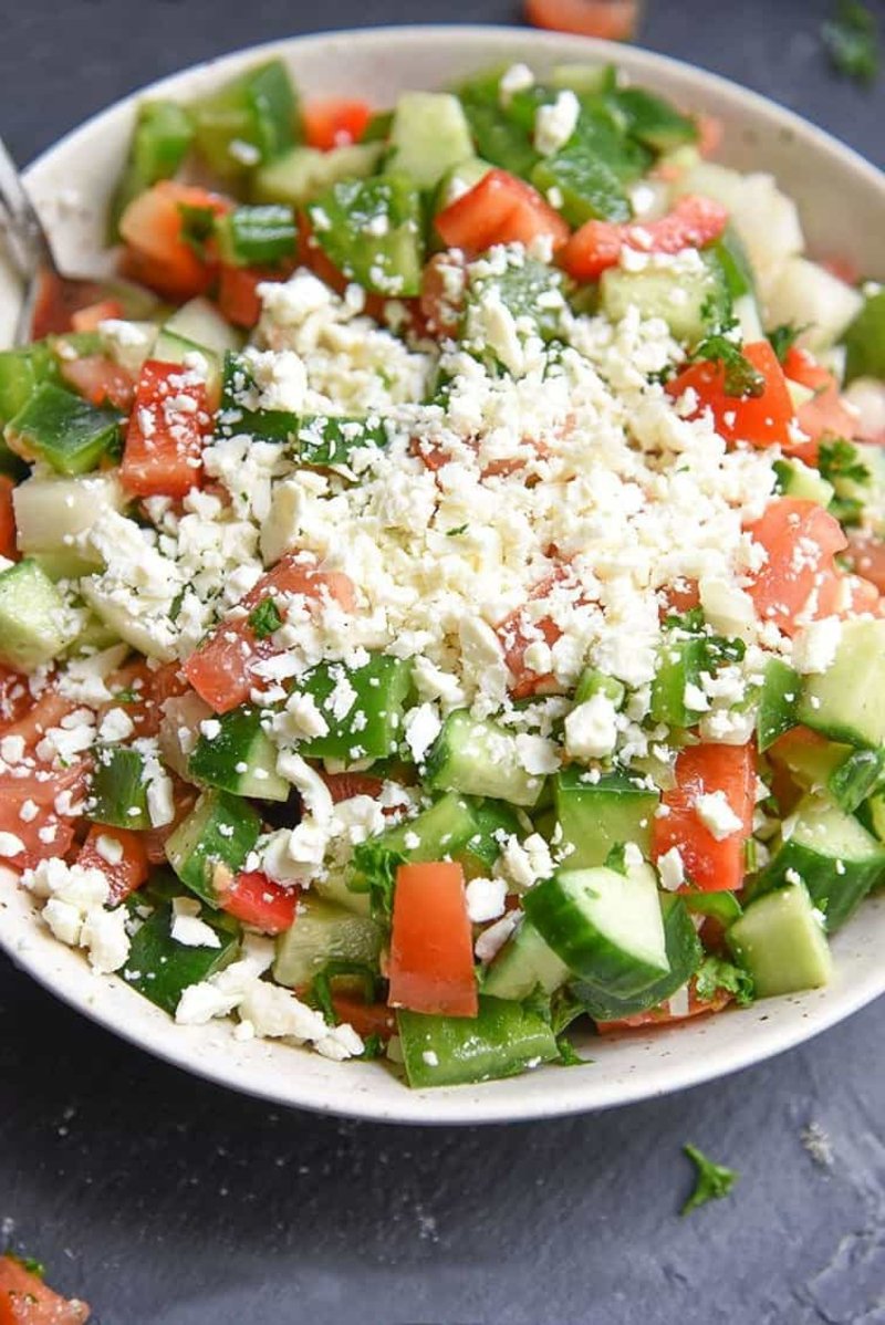 Insalata Schopska con formaggio di pecora tradizionale bulgaro Insalata Schopska con formaggio di pecora