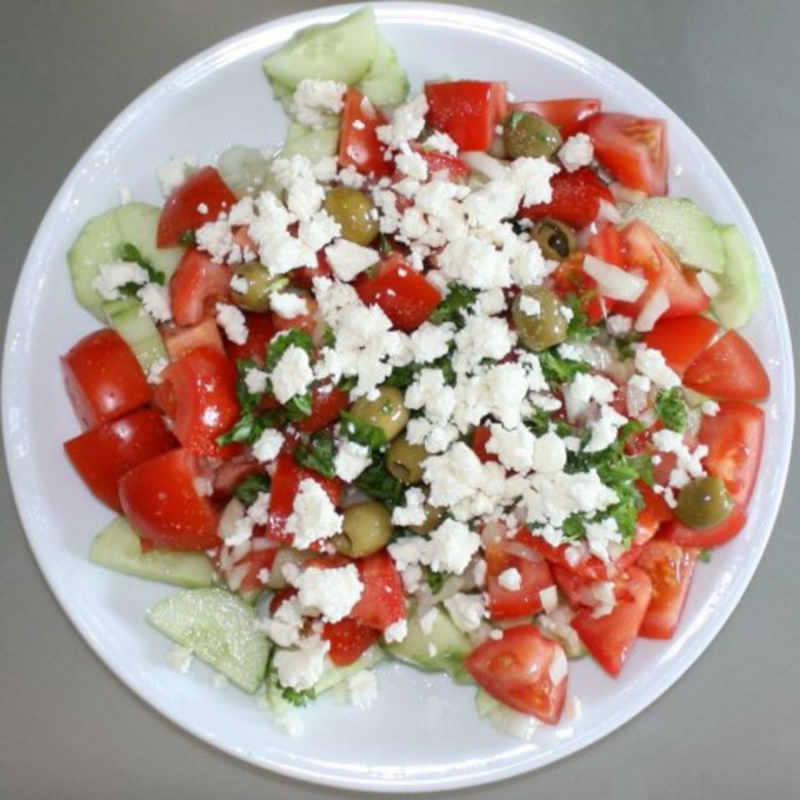 Preparare l'insalata Schopska: come si fa? Insalata Schopska con formaggio di pecora sbriciolato