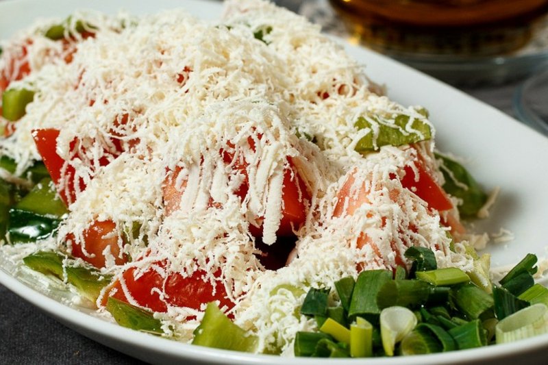 Insalata bulgara Schopska con formaggio grattugiato Cucina bulgara Insalata Schopska