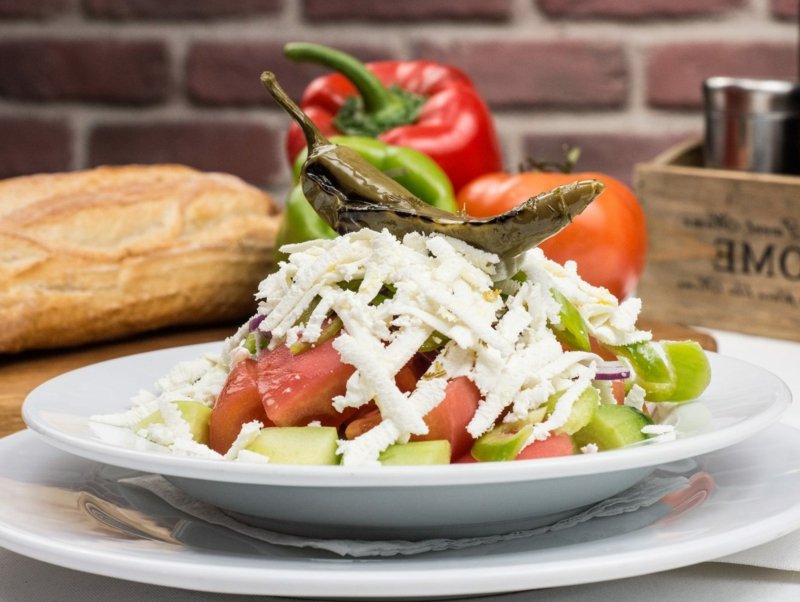 Servire l'insalata Schopska con paprika, aspetto meraviglioso Insalata Schopska la ricetta originale