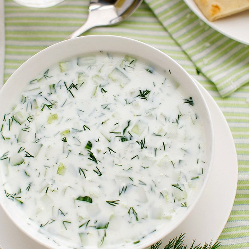 Tarator è fatto con yogurt, cetriolo, aneto e aglio Ricetta Tarator
