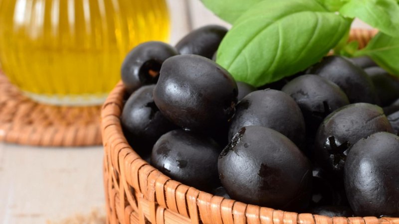 Guarnire l'insalata Schopska con olive nere Insalata Schopska con olive nere