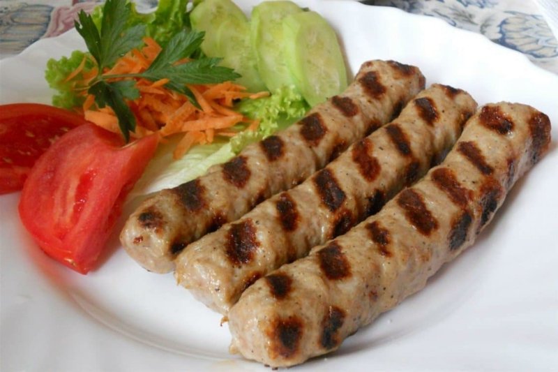 La Kebapcheta è fatta con carne macinata alla griglia Kebapcheta specialità bulgara