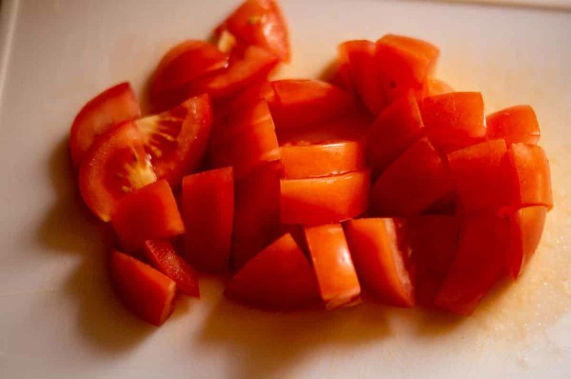 Tagliare i pomodori a pezzetti Insalata Schopska tagliata al pomodoro