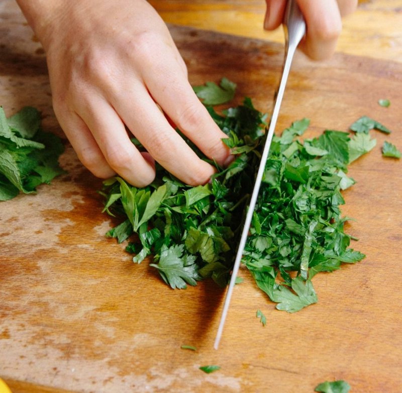 Tritare il prezzemolo Insalata bulgara Tritare finemente il prezzemolo