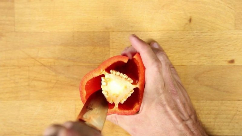 Insalata Schopska di peperoni core Sbucciare il peperone rosso