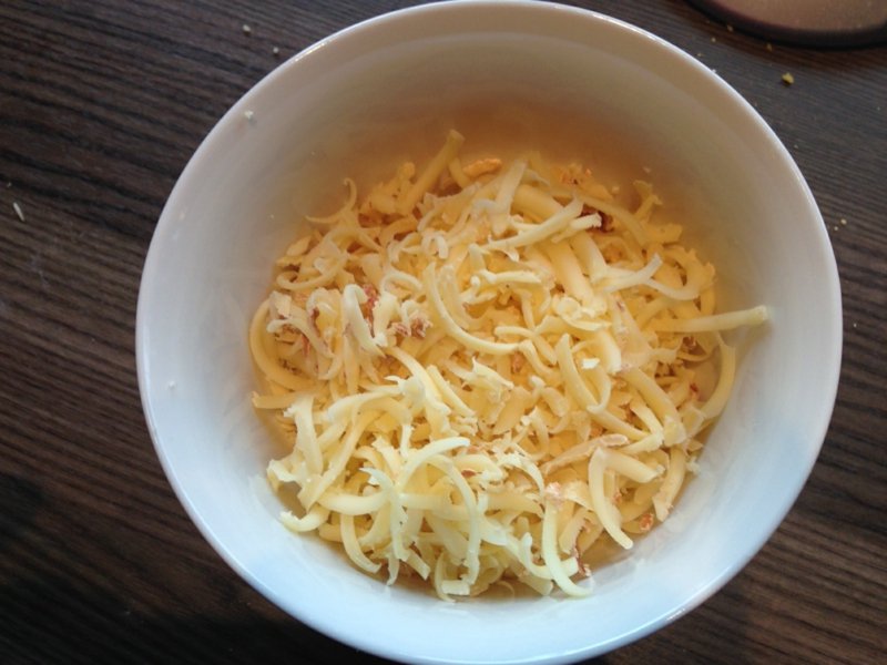 Grattugiare il formaggio di pecora Grattugiare il formaggio per preparare l'insalata