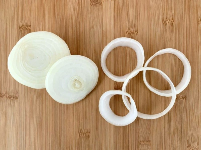 Cipolla tagliata ad anelli Insalata Schopska Tagliare le cipolle ad anelli