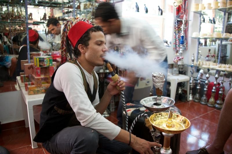 Fumer la chicha dans le magasin de chicha fumeur de narguilé