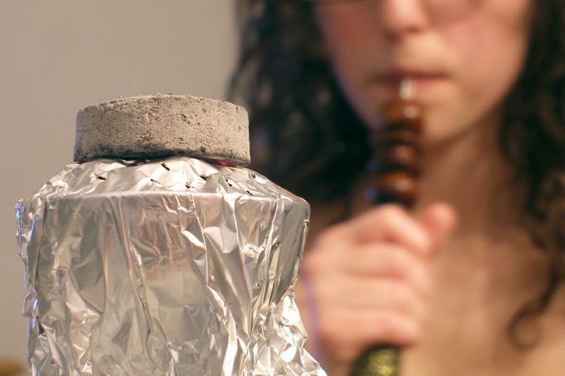 charbon sur feuille de chicha fumer le narguilé