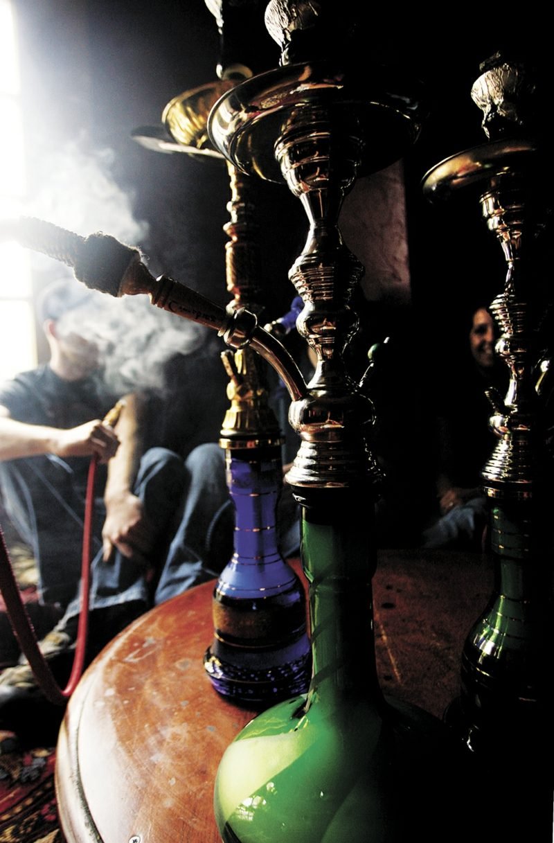 fumer la chicha grande quantité de fumée de narguilé