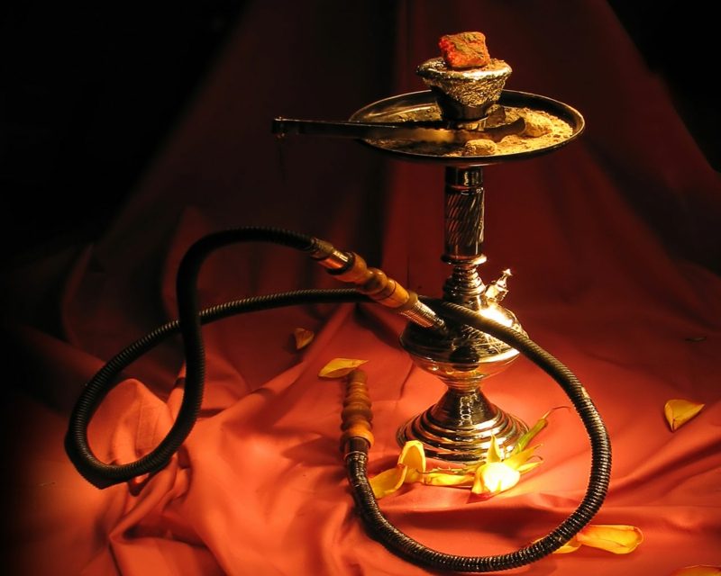 fumer le narguilé préparer sisha fumer