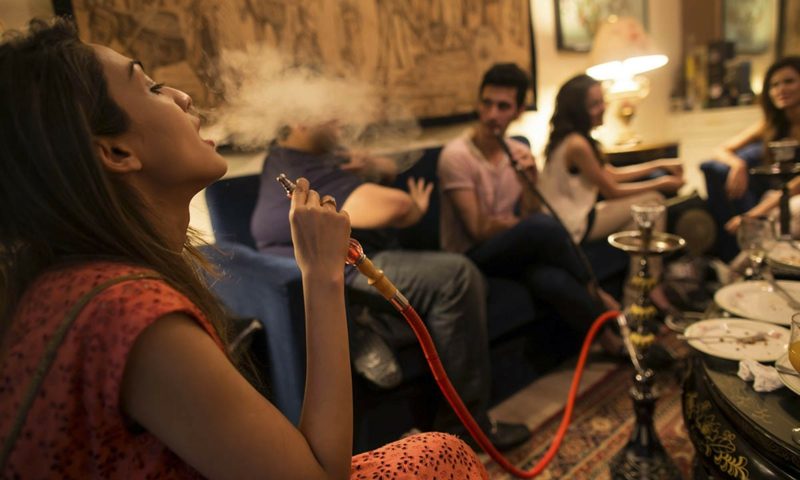 fumer la chicha au restaurant fumer la chicha ensemble