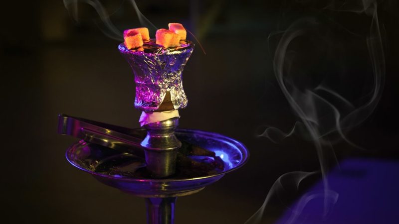morceaux de charbon enflammé pour chicha charbons ardents sur feuilles