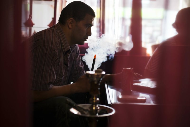 fumer dans un café à chicha on fume un narguilé