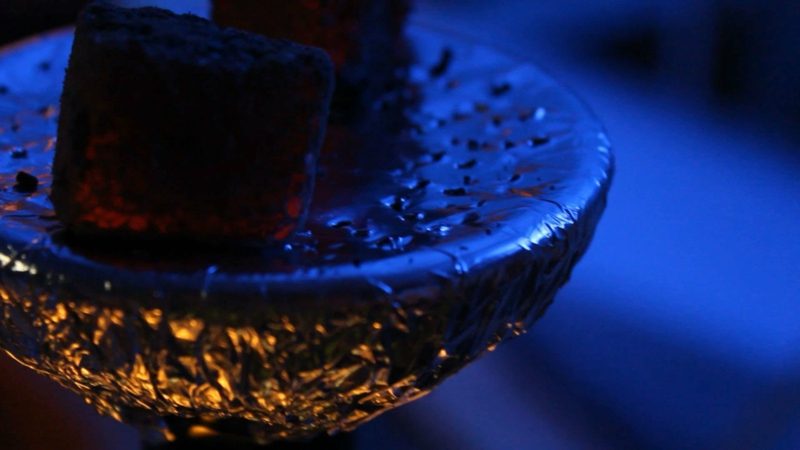 Fournir la chicha vous-même trous dans la feuille de chicha
