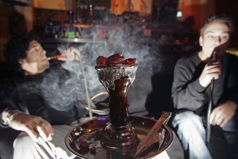 fumer la chicha à la maison des amis fument la chicha ensemble