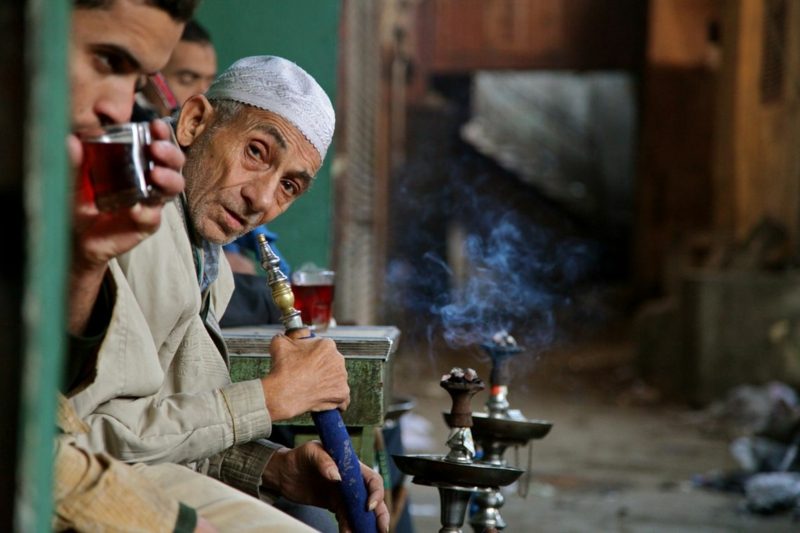 Tradition du Moyen-Orient fumant la chicha fumer la chicha au moyen-orient