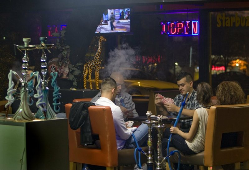Fumer la chicha ensemble Des amis fument la chicha en jouant aux cartes